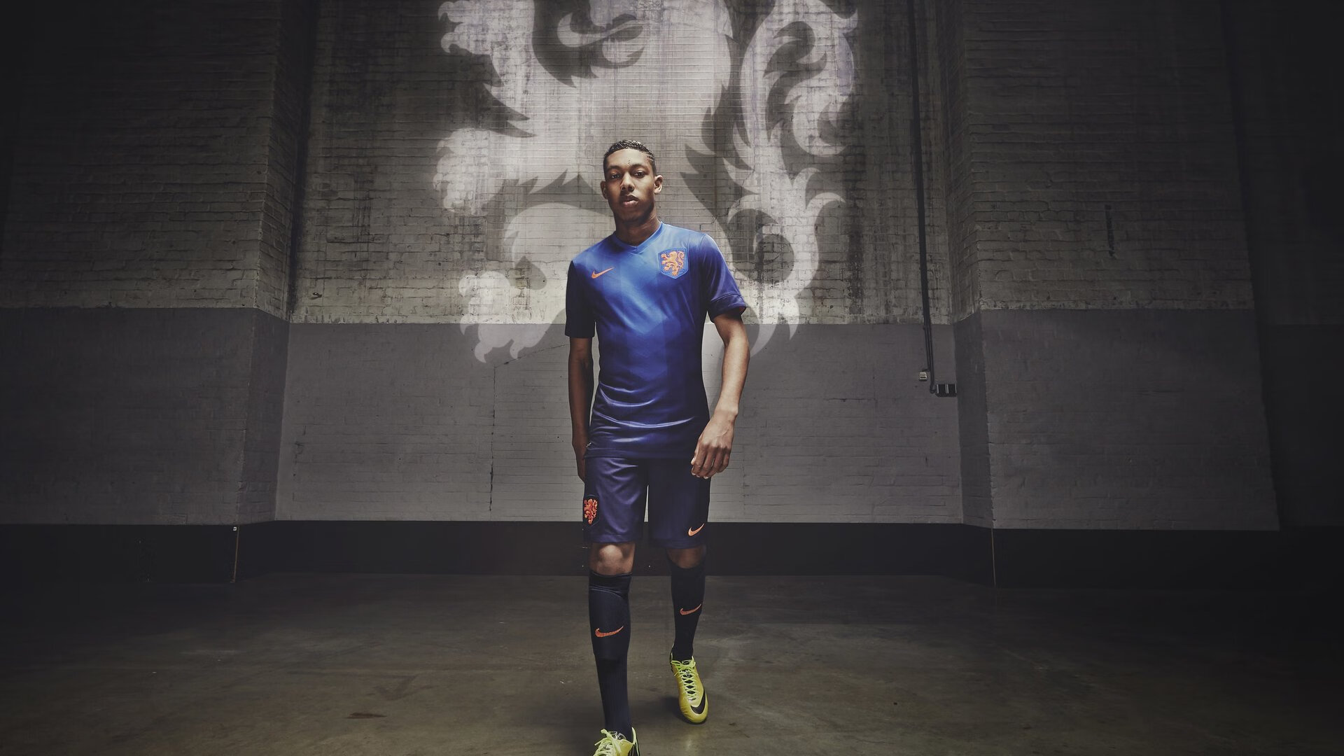 “腰旗式美式橄榄球：成都七中东部带来新兴运动挑战”