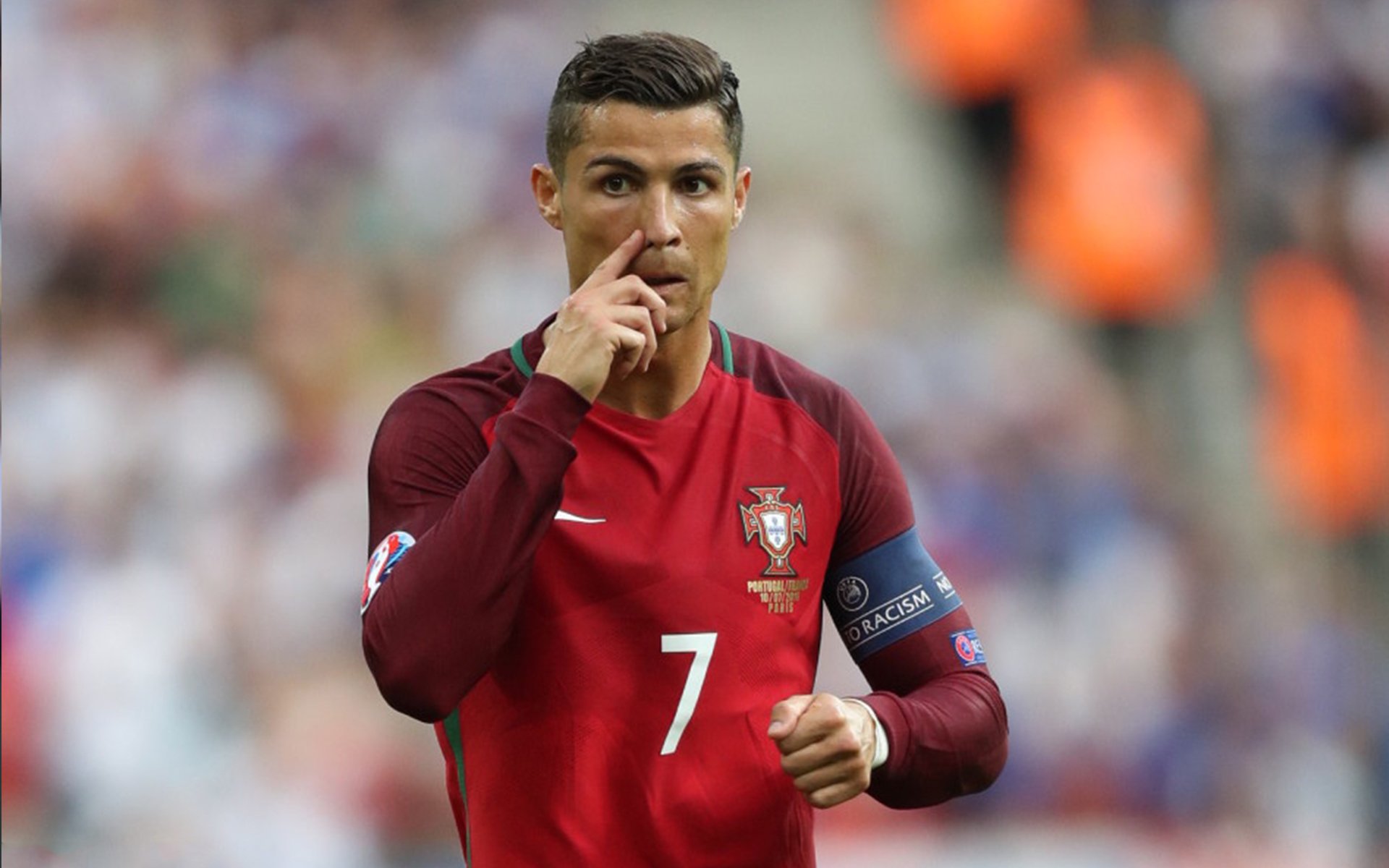 “高新体育中心健力赛：力量之美，举重选手铸就新的历史篇章”