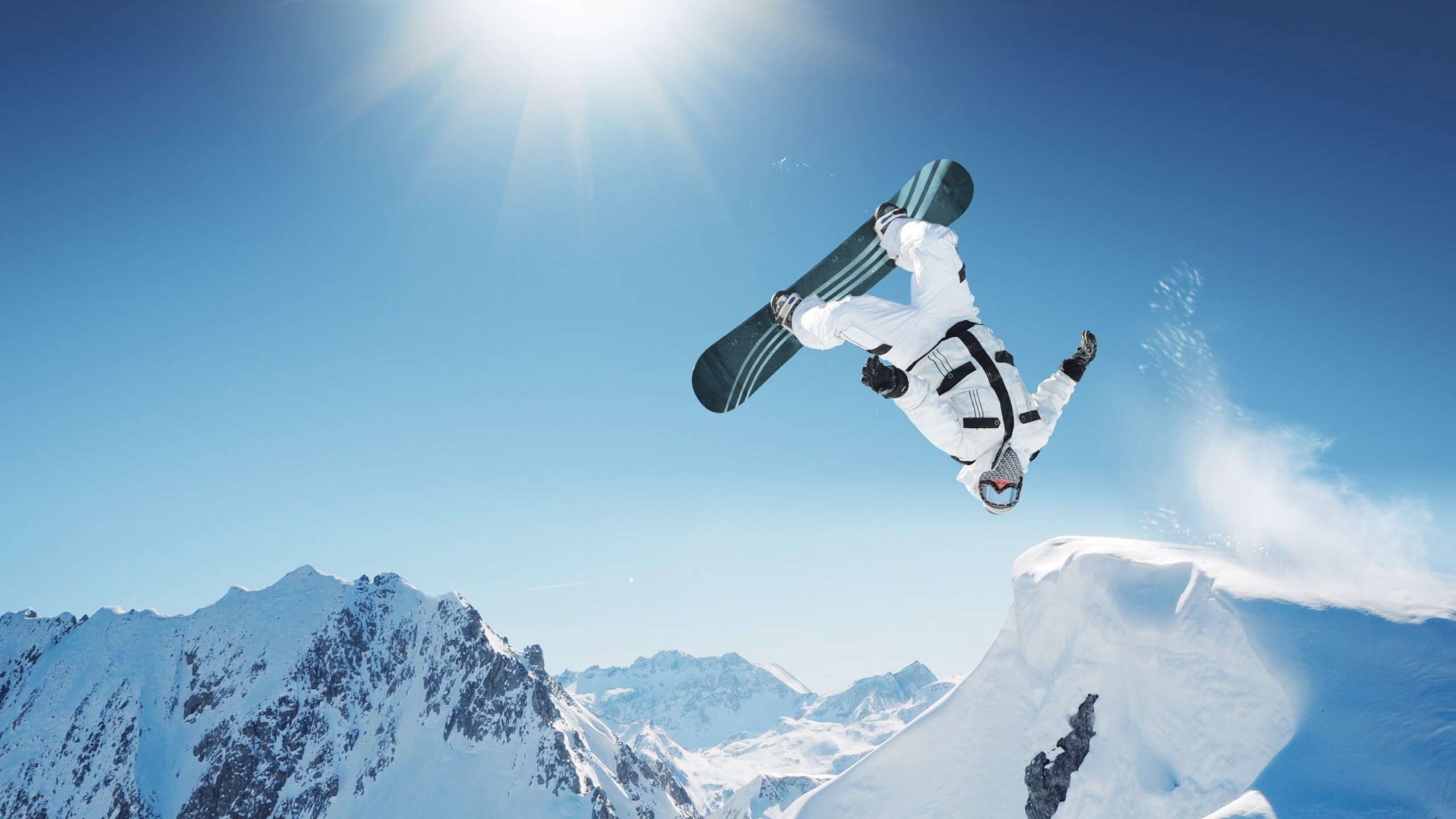 “高新体育中心健力赛：力量之美，举重选手铸就新的历史篇章”